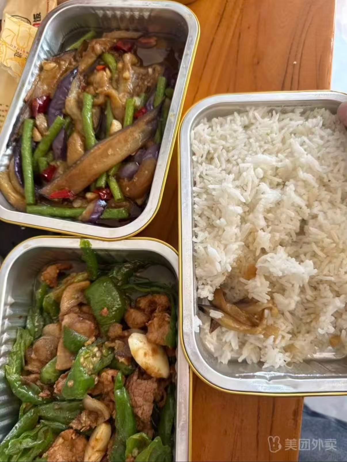五一排队现状去长沙玩心心念念某网红湘菜馆，到门口一看，好家伙，队伍排到马路对面。