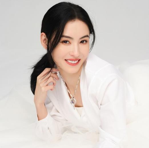 主持人问谢贤:"你对儿媳妇张柏芝的印象怎么样？" 谢贤说:"她很孝顺、对公婆好、