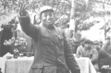 1943年，新四军副营长误入敌人阵地，他见跑不掉了，索性不跑，还大摇大摆地问敌人