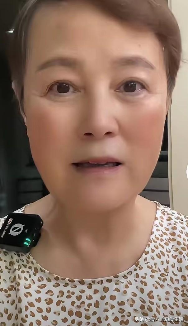 弱弱的问一句，如果你结婚的时候，你的亲生母亲不停的拿着摄像机直播，把所有的隐私曝