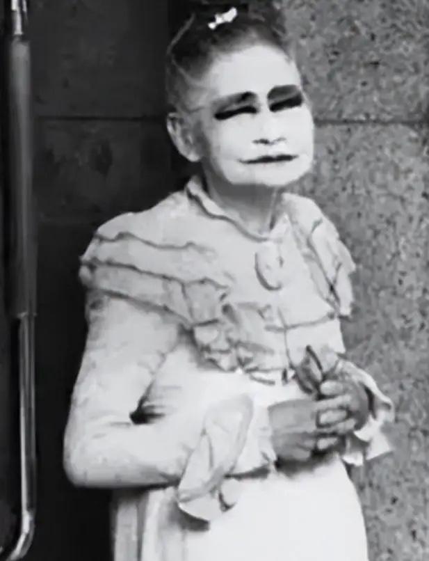 照片中这个打扮妖娆的日本老太，74岁高龄却仍在街头拉客，她还有个奇怪规矩：客人坚