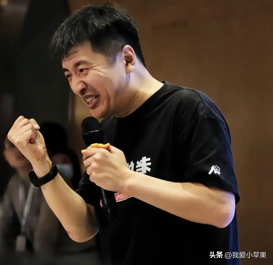 张雪峰的去世让我想到一句话：四十几岁的中年人，无论去干什么都嫌你老，只有突然离世