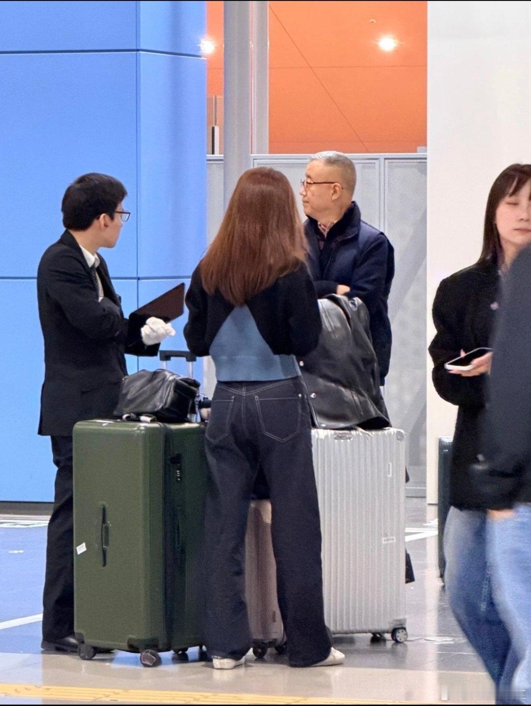 网友日本机场偶遇章泽天，头发拉直了，之前的大波浪明显不符合她的气质。 ​​​