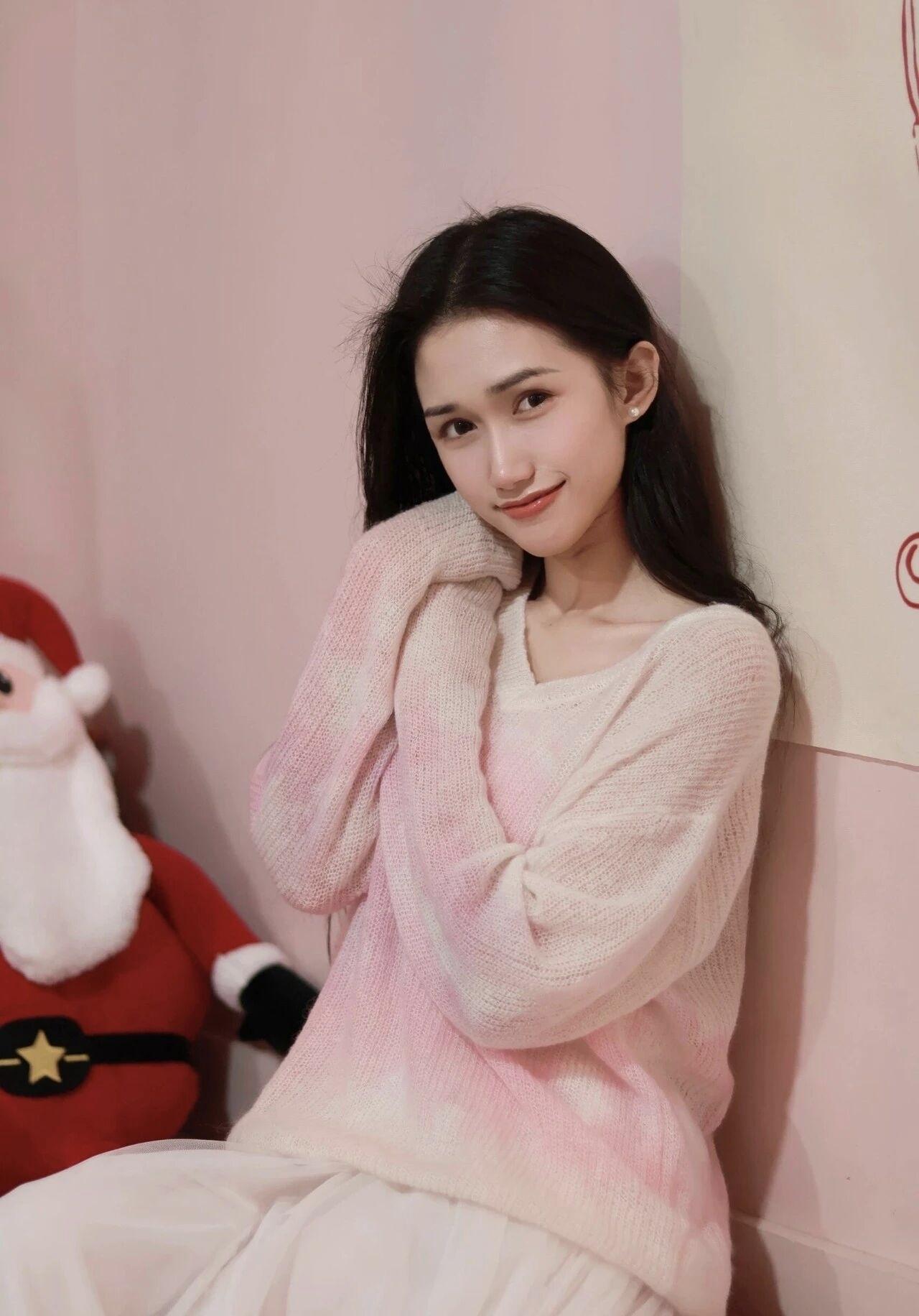 冬日暖阳下，少女与圣诞老人相伴，温暖如初。🎄💖