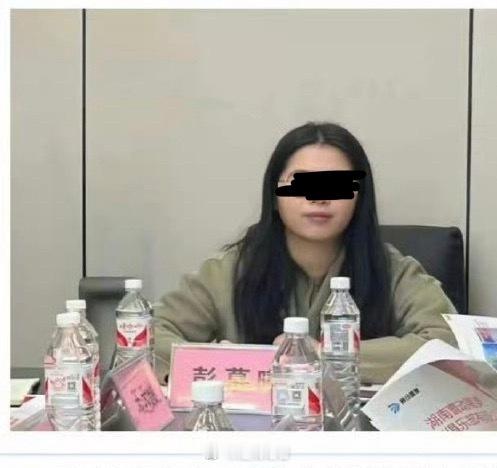 女子霸占车位8天宁赔500也不愿道歉公职人员更应该带头遵纪守法，维护公共秩序。作