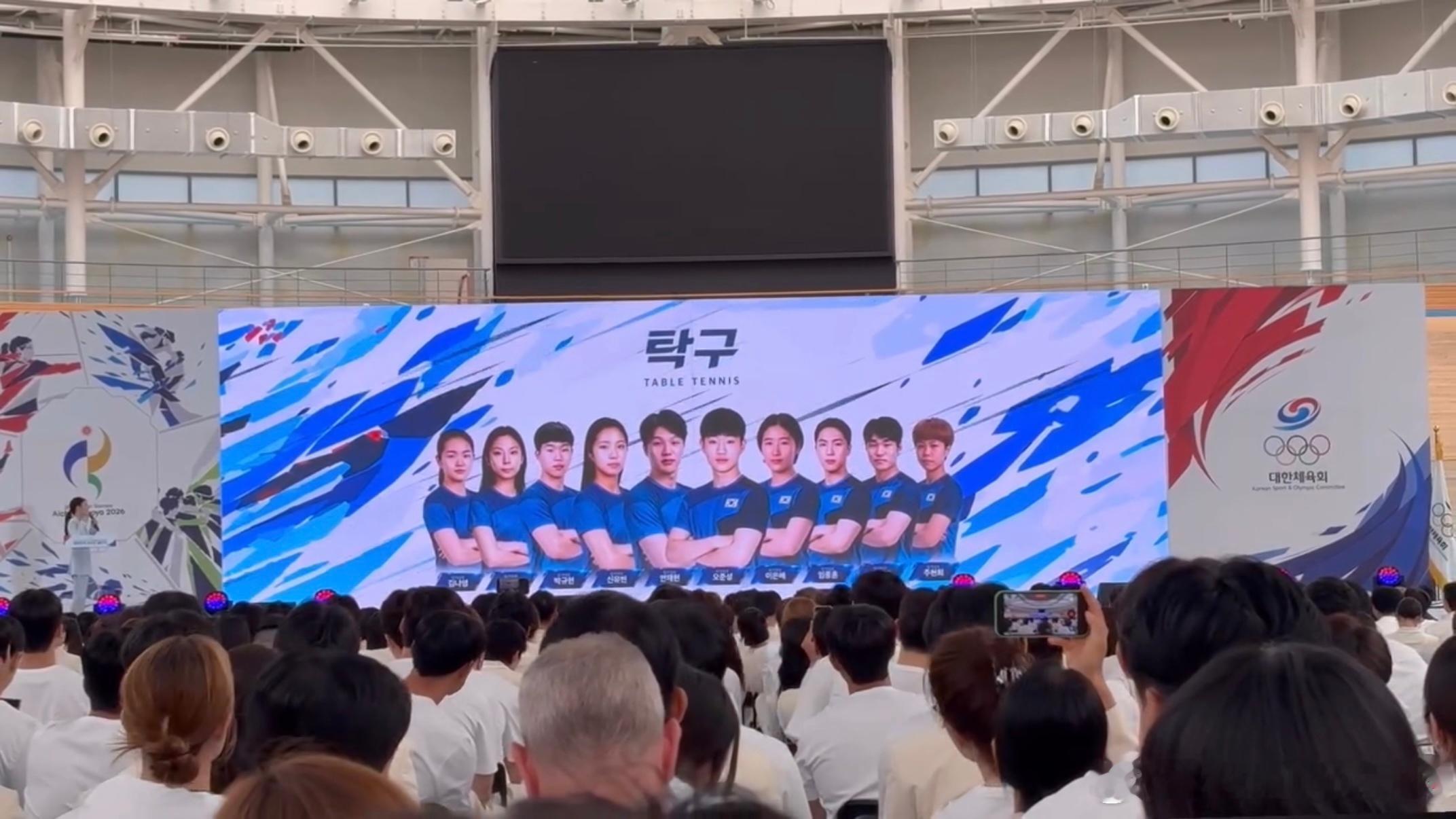 中间我以为金秀贤[允悲]是小吴吗 ​​​