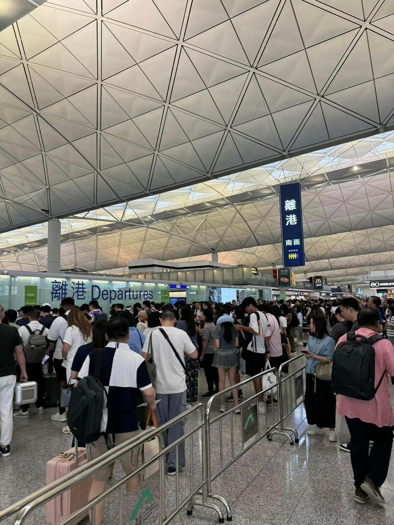 今天香港出境不少人，皆因孩子们开始放假了，一直到十几号再上学