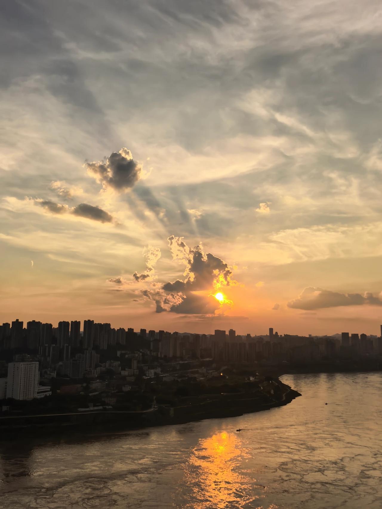 日出日落我都喜欢，如果非要在两者之间选一个，那我选日落，因为我喜欢拍长河落日圆的