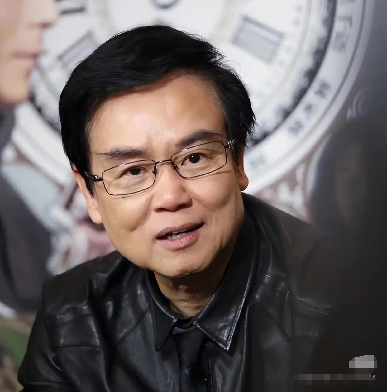 我问我老公，
黄百鸣都已经那么有钱了，
为什么还去做套现的事情犯罪，老公白了我一