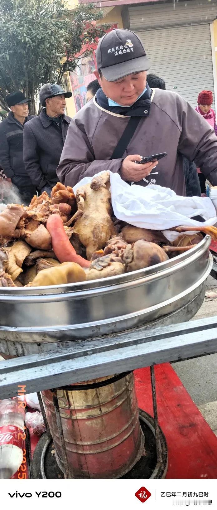 街头大叔卖卤肉，那可真是充满烟火气的美好。大爷多年来在美食界摸爬滚打。他的卤味荤