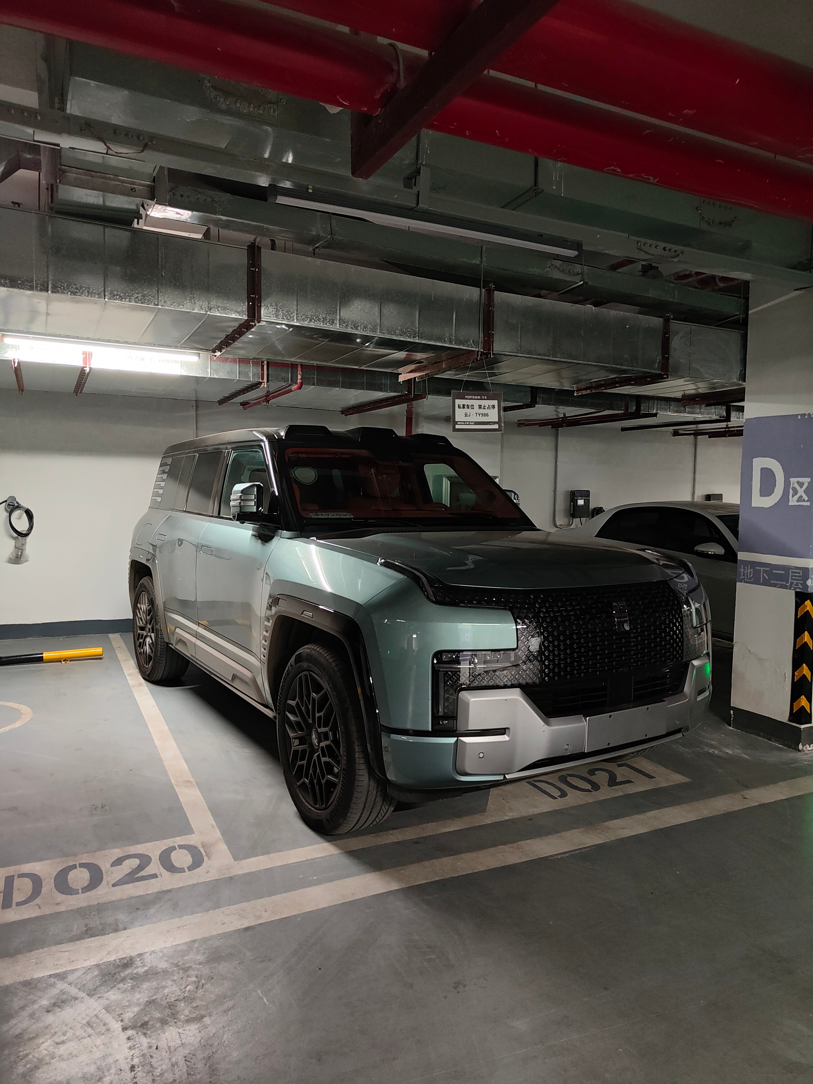 仰望U8这车，单纯从设计来看，不知道为啥，每一处都让我觉得很封建主义[裂开][裂
