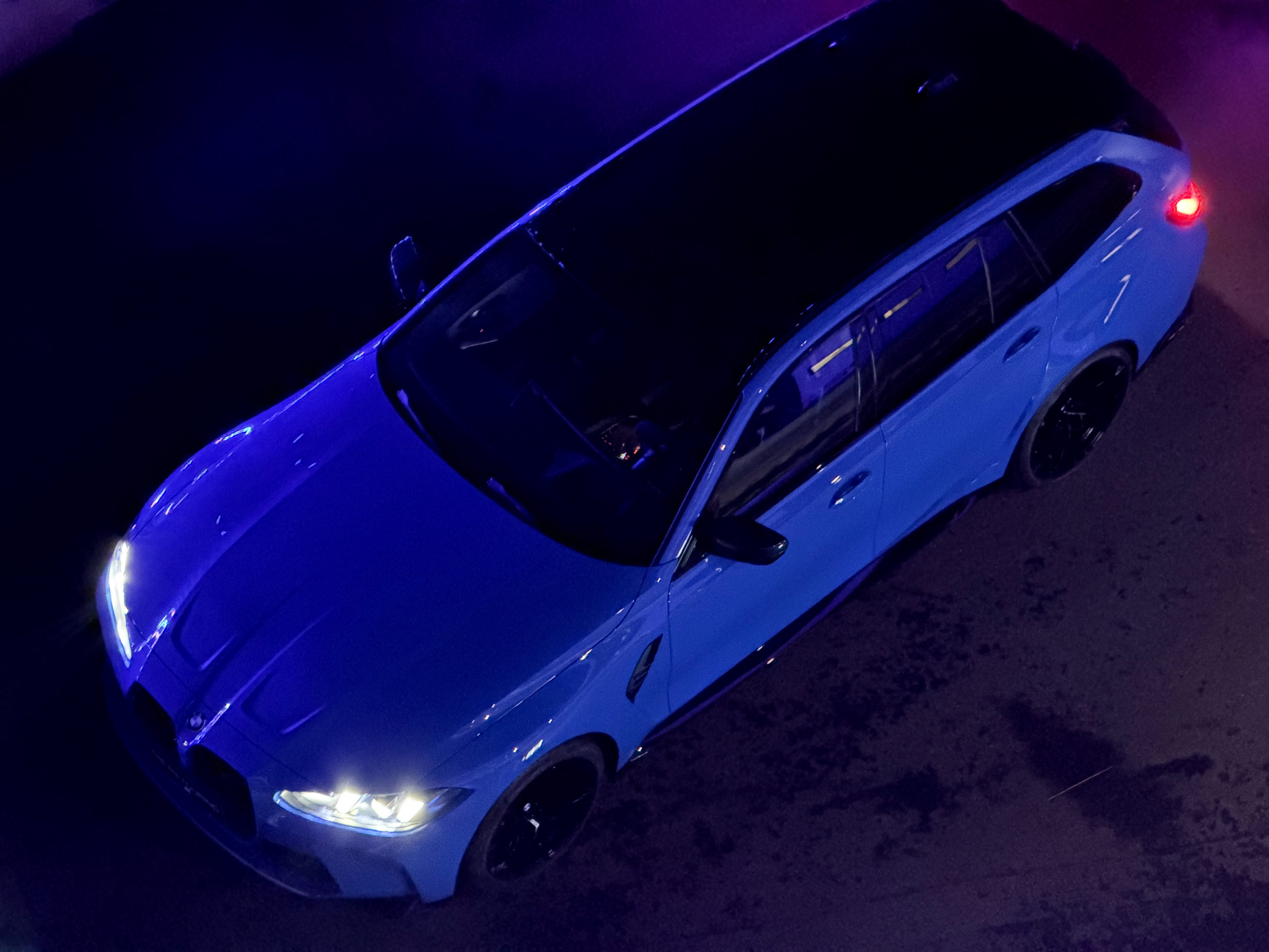 三位M厂队车手开着M2 CS烧胎登场，最后三台车漂到一起，停车那一下的控车有点东