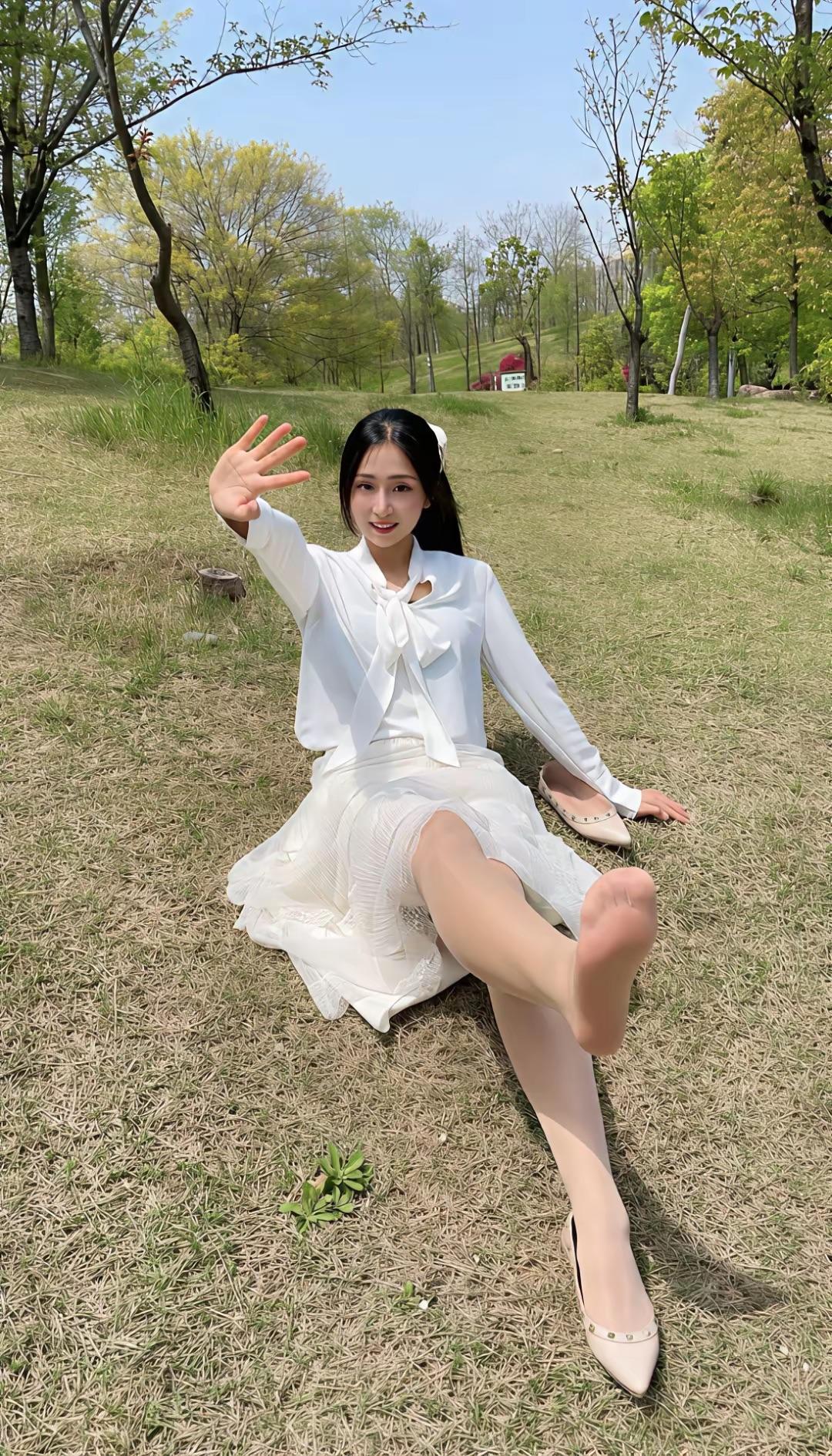 景美人更美，白裙子搭配肉色丝袜这组合，简直绝了！就像宁静用肉色丝袜配白色短裙，从