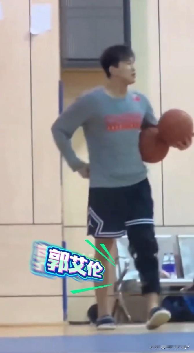 4月17日郭艾伦正式脱拐，开启运球恢复训练，这份康复进度快得让人惊喜。

他本就