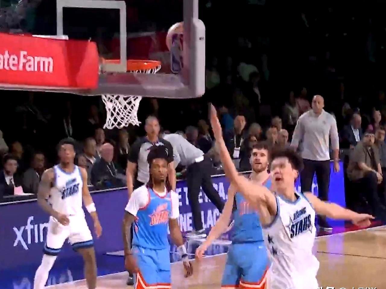 替补8分钟，他一个人轰下10分。全场目光都钉在这个中国大个子身上。
 
他接球，