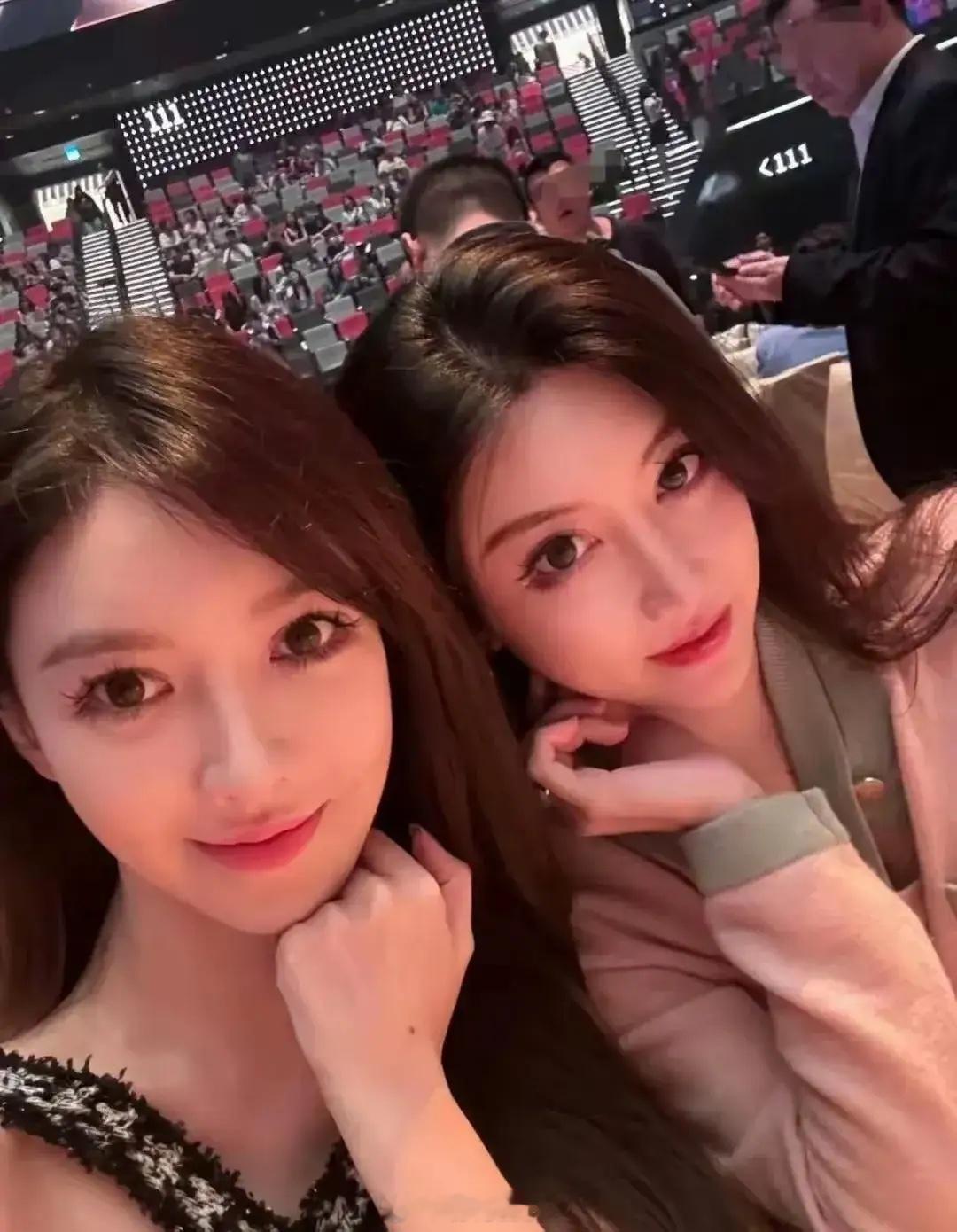 黄晓明带叶珂去了大湾区晚会！看到叶珂和美女的这张合照时，一开始感觉有点眼盲，分不