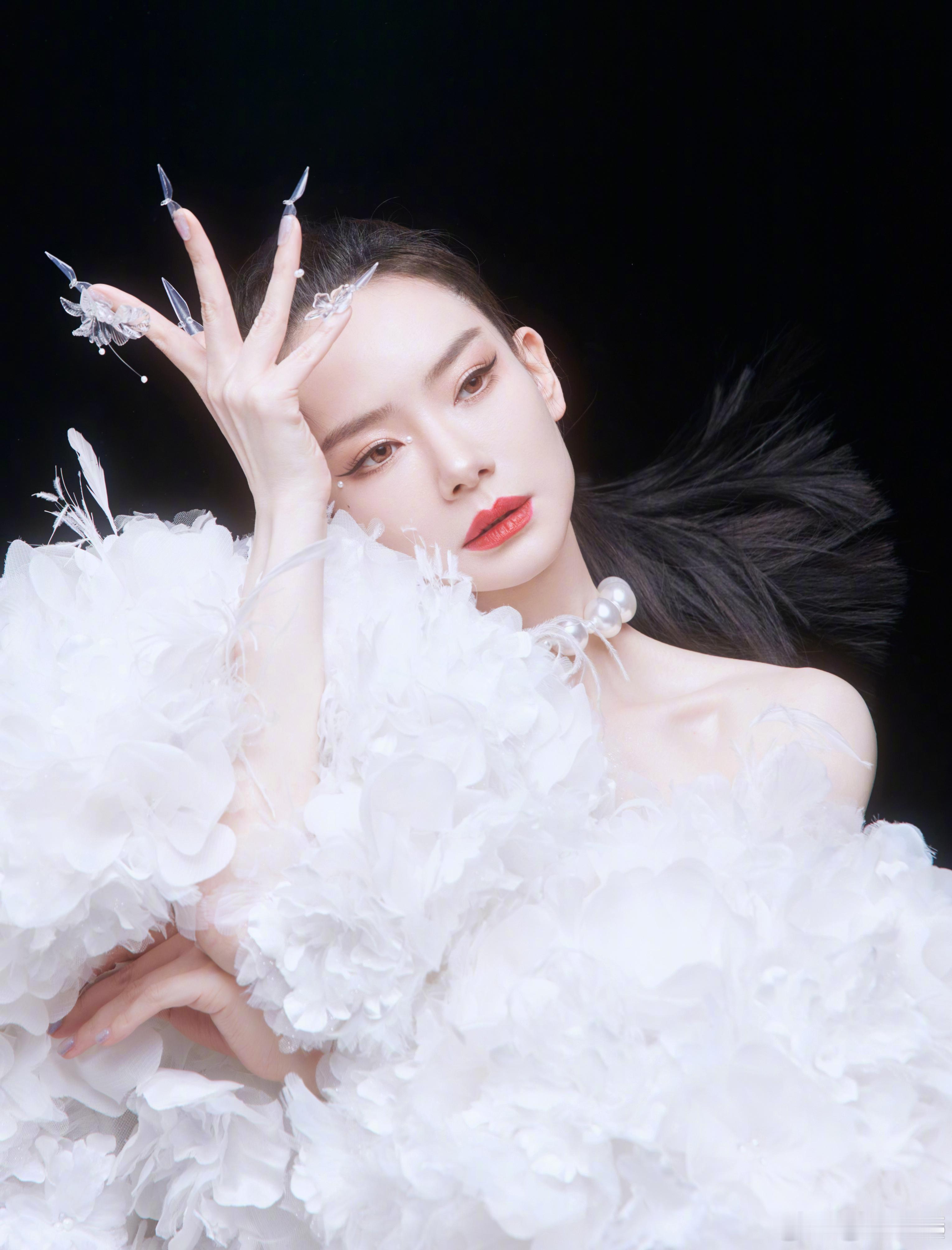 #戚薇流光溢彩的白#不止有五彩斑斓的黑，还有流光溢彩的白[抱一抱][抱一抱] ​