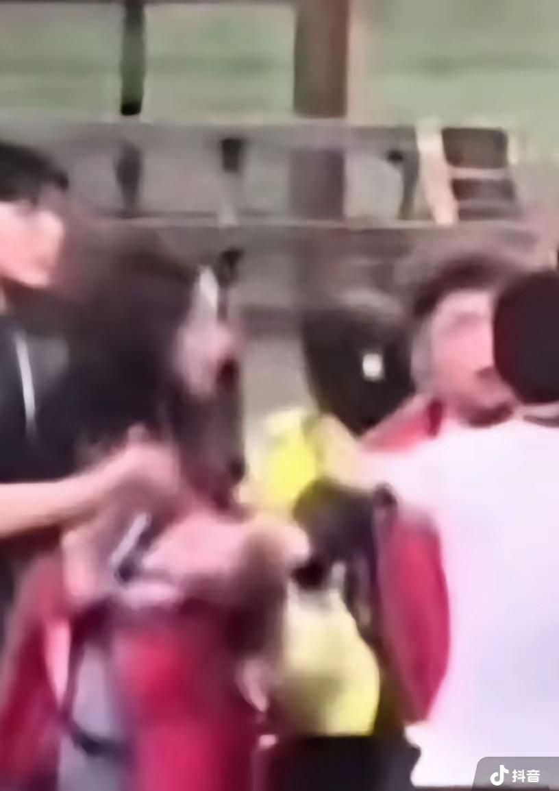 视频为证是申花工作人员的牌子划到这个女人的。和海港工作人员无关。相反这个女人涉嫌
