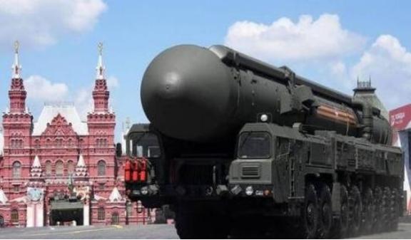 五常中唯一不能造航母的国家，军力很强大，美国再嚣张也不敢惹。五常国家基本算是军事