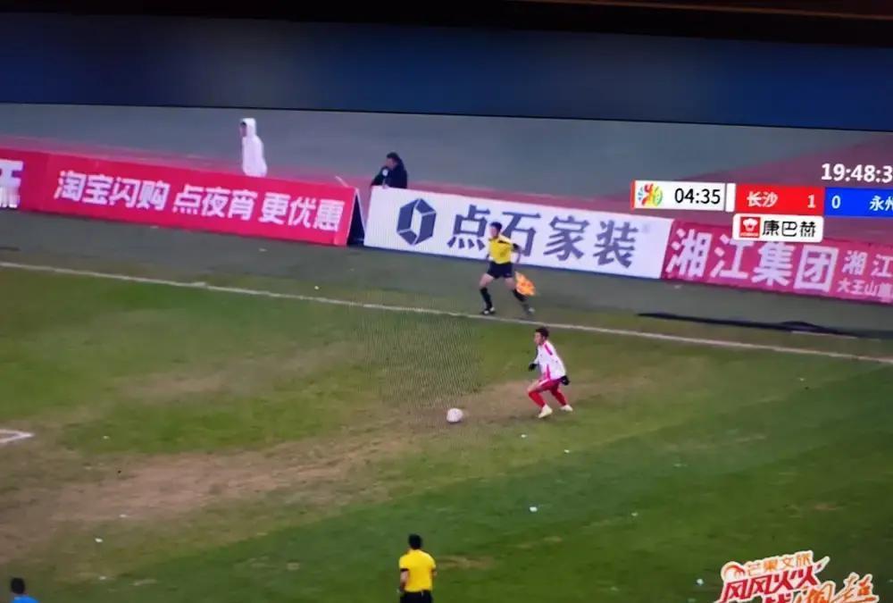 17岁少年一撞，直接把常德队长撞飞三米。
 
湖南湘超决赛，所有人都等着看常德虎