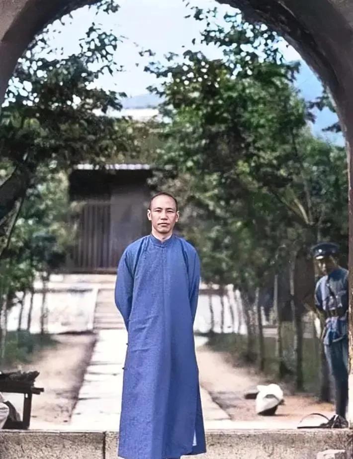 蒋介石的真实样貌，1927年在南京明孝陵留。