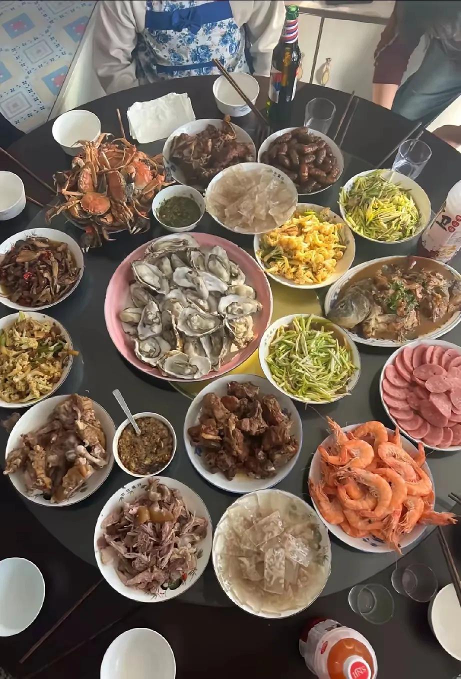 太重视你这准儿媳妇了！以后可得跟人家儿子好好过日子啊！否则，你都对不起这一大桌子