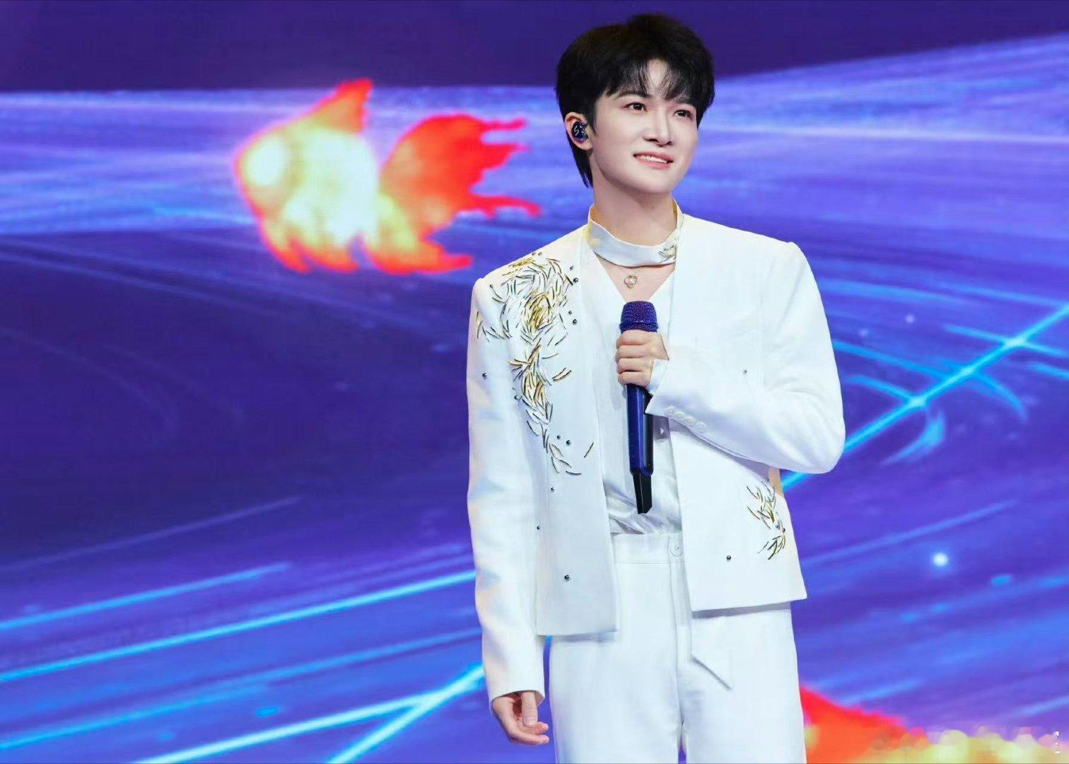 周深电影歌曲一首又一首谁给周深开倍速了 北影节闭幕式名场面来袭！周深打招呼语速超