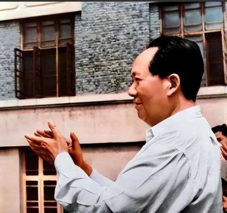 1949年9月30日，毛泽东以575票当选主席，距离满票缺了一票，周恩来找到主席