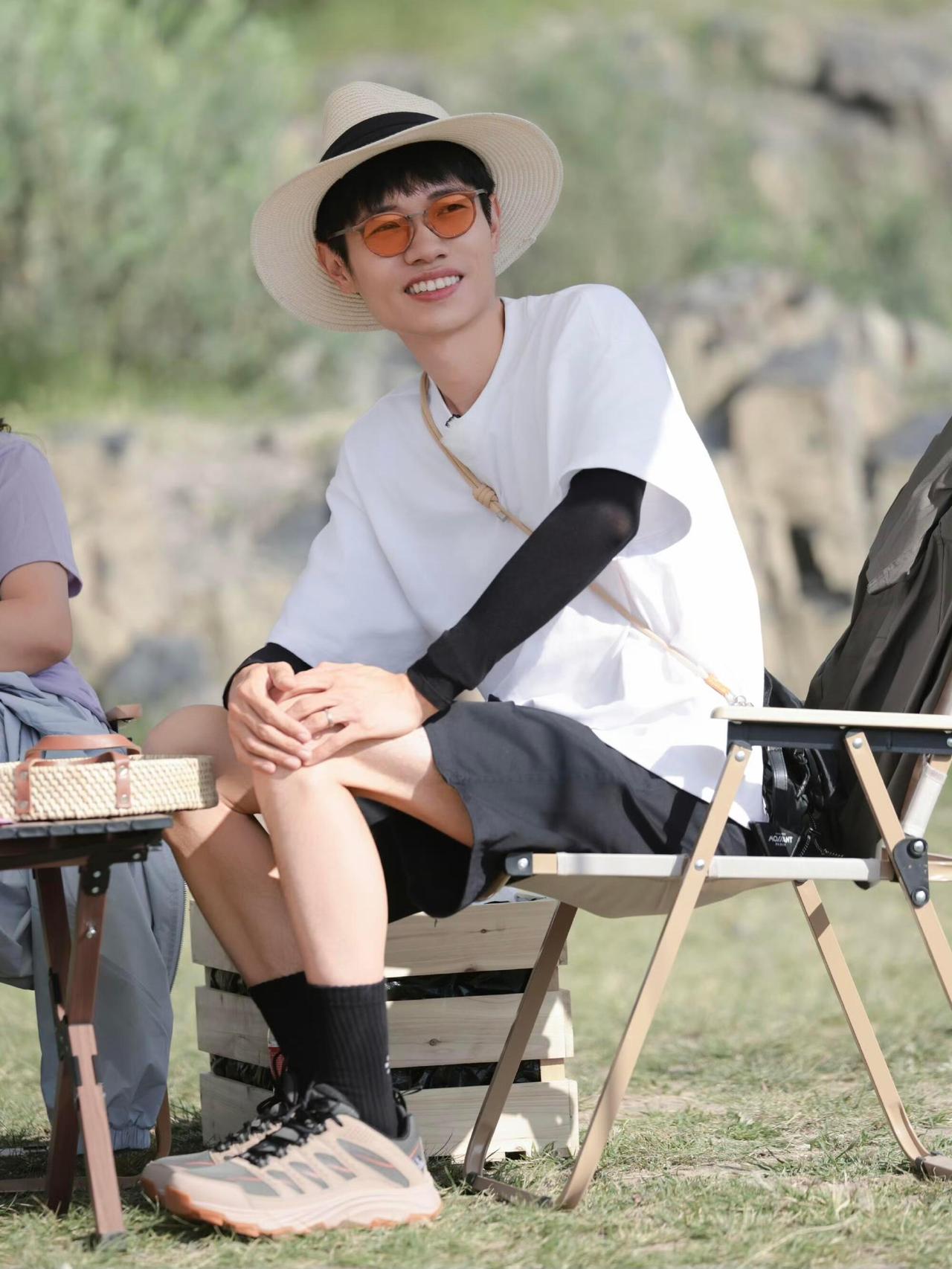 谁能想到，

一档婚姻综艺，

能把一个歌手的生活搅得天翻地覆。

李行亮上了《