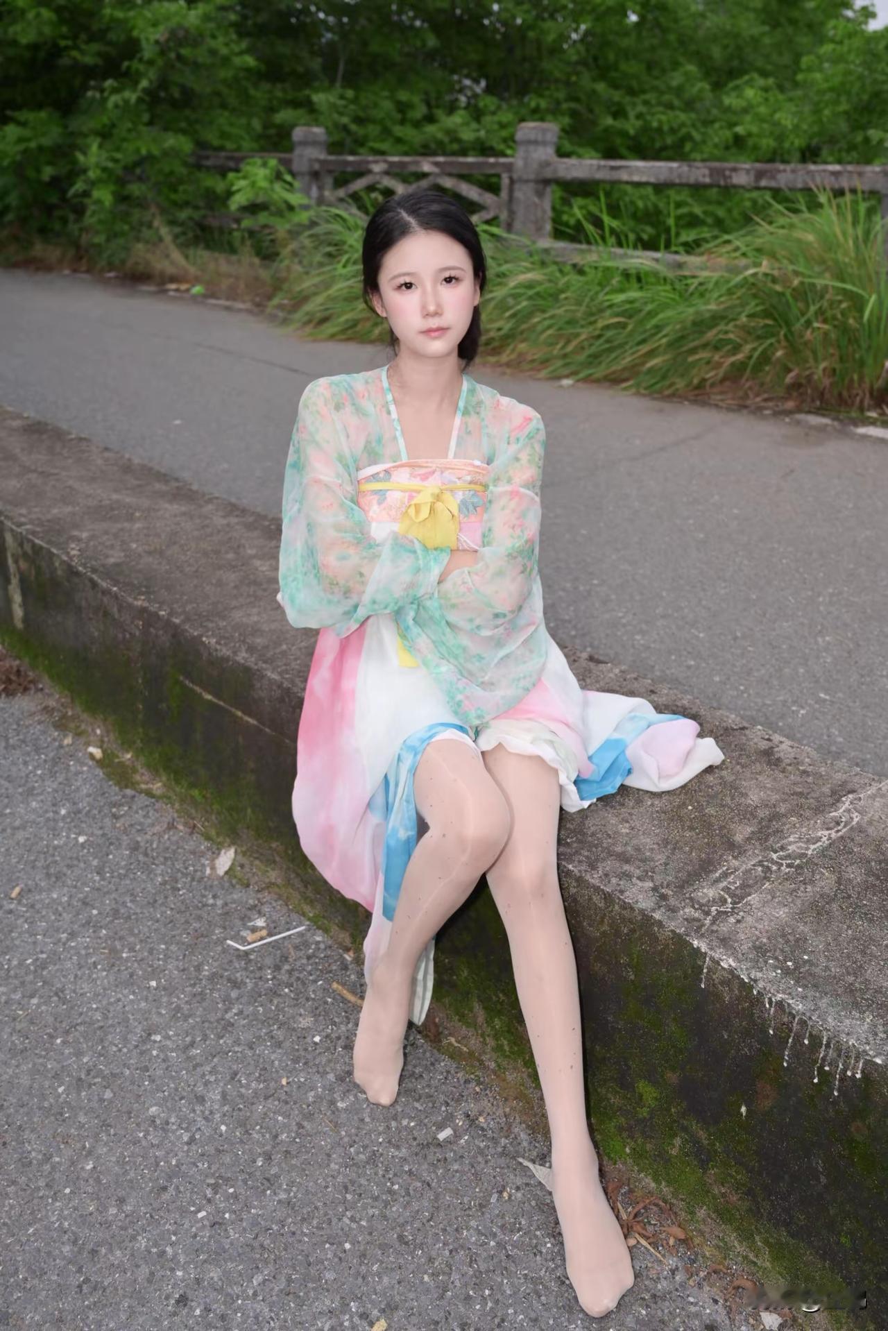 夏日清新穿搭，粉嫩连衣裙搭配黄色发带，甜美可爱！什么样的女生穿长裙最美? 淡粉色