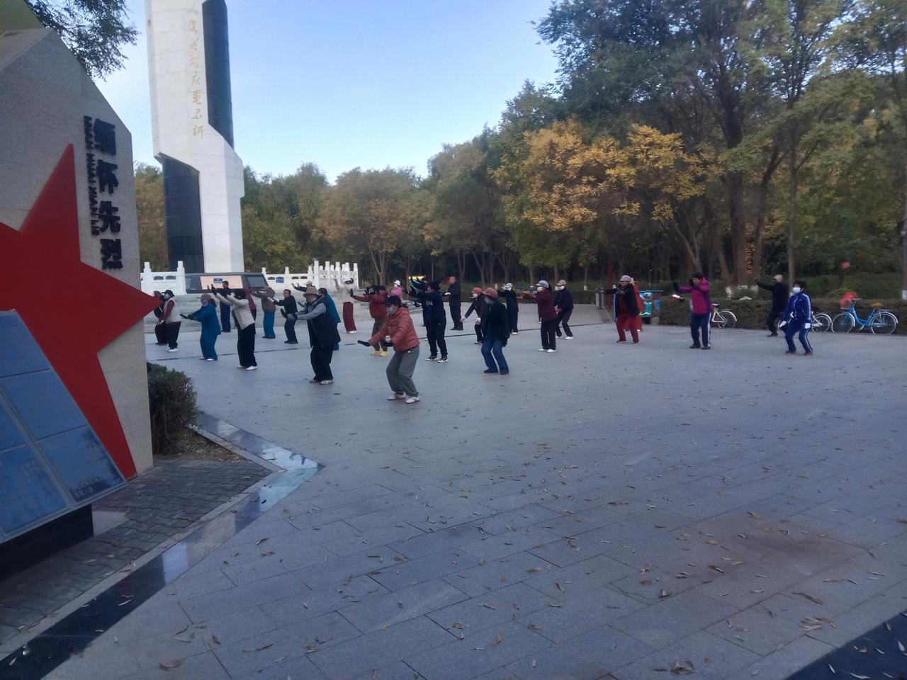 公园这出戏太闹心！大爷大妈为抢地盘差点动手
 
刚路过公园直接看傻了！两拨跳广场