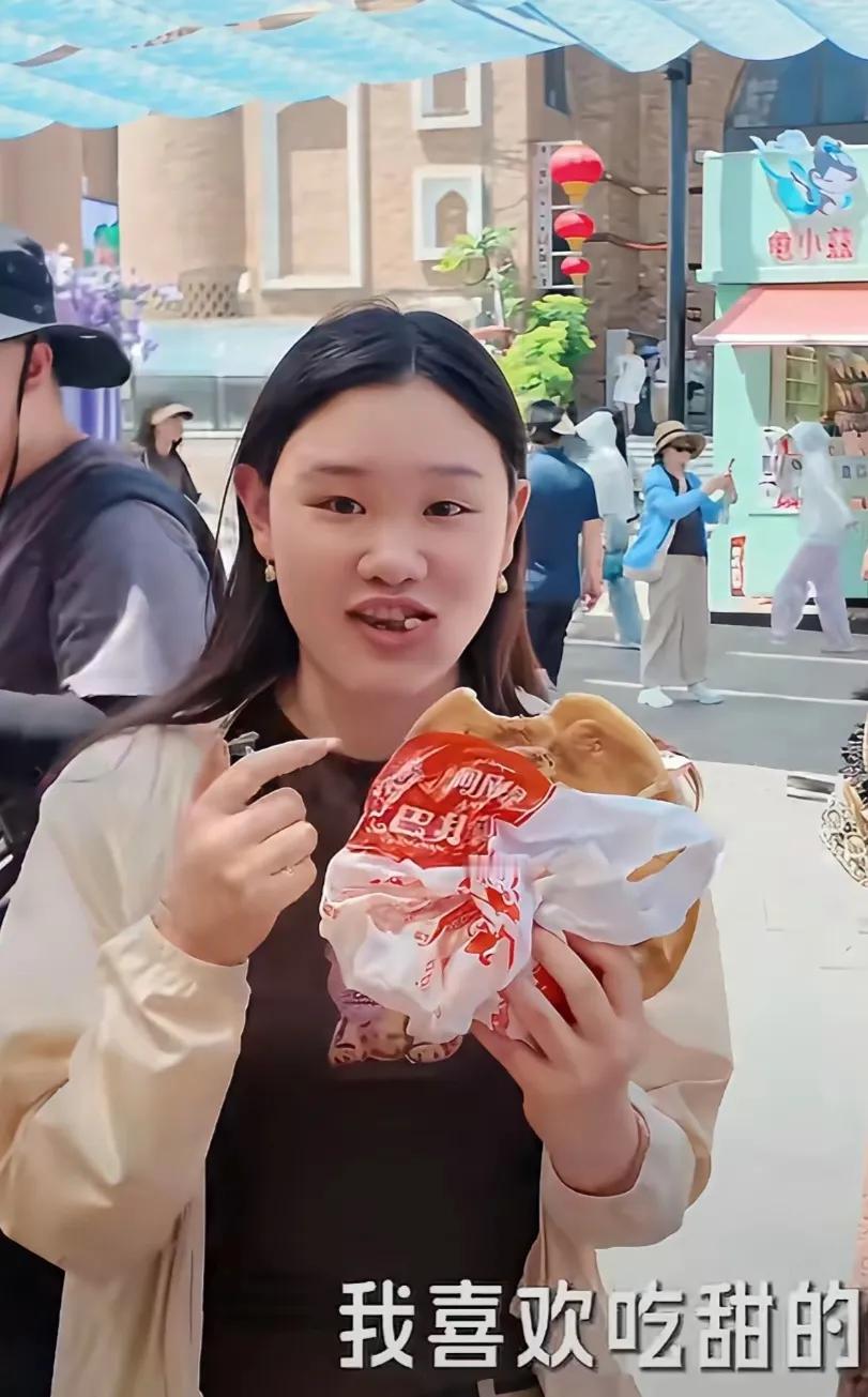 张家齐在乌鲁木齐的vlog刚更新，就引来不少网友围观。视频里她跟着向导漫步街头，