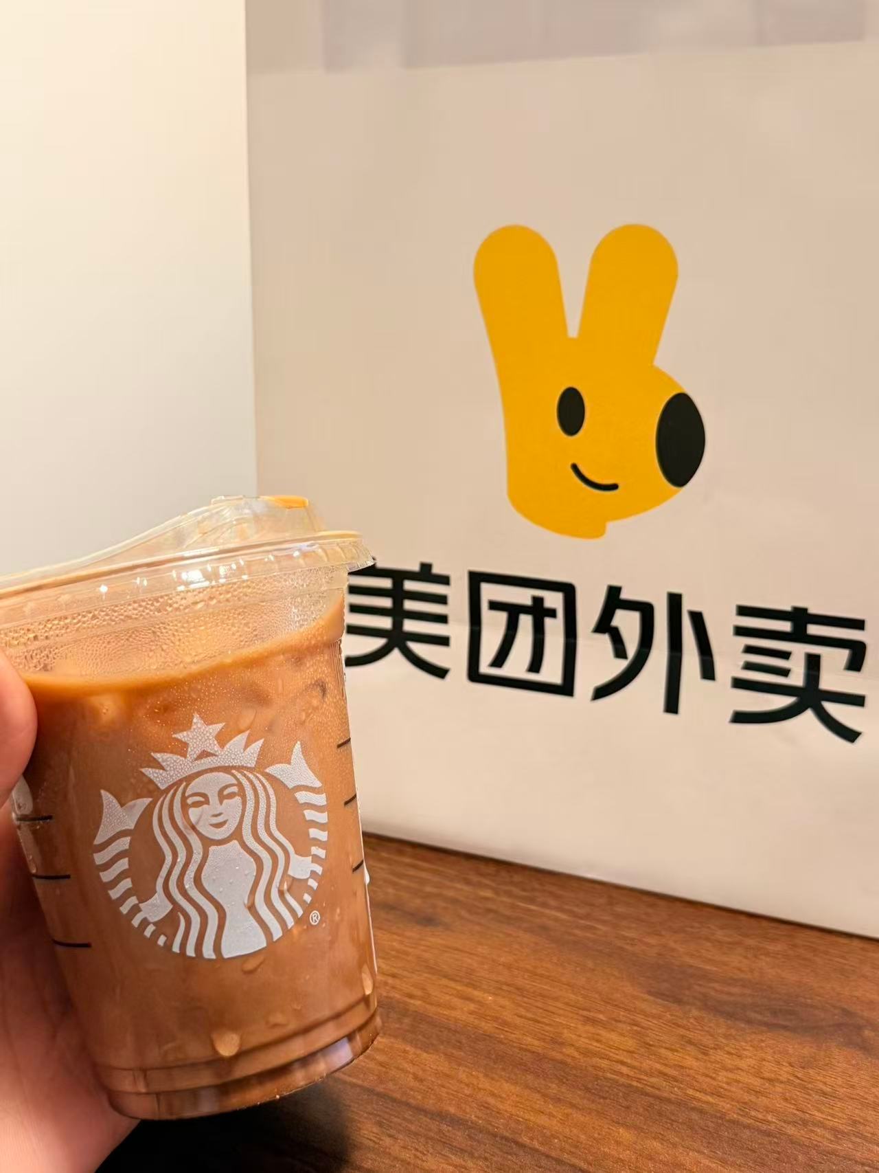 早八人困到睁不开眼，全靠布蕾红茶鸳鸯续命！一口驱散晨起疲惫。上美团外卖解锁专星送