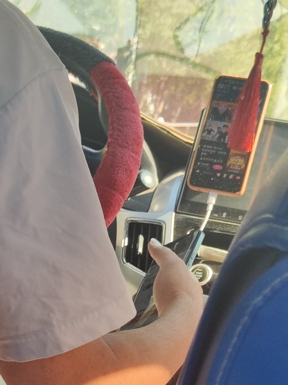 打了一个顺风车，司机全程看直播PK，声音外放嗷嗷大，还替主播助威，这情况怎么办？