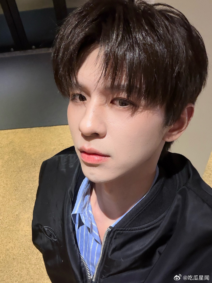 何浩楠今日帅气自拍何浩楠2026夸自己帅最多的一天何浩楠今日帅气自拍鲨疯了！20