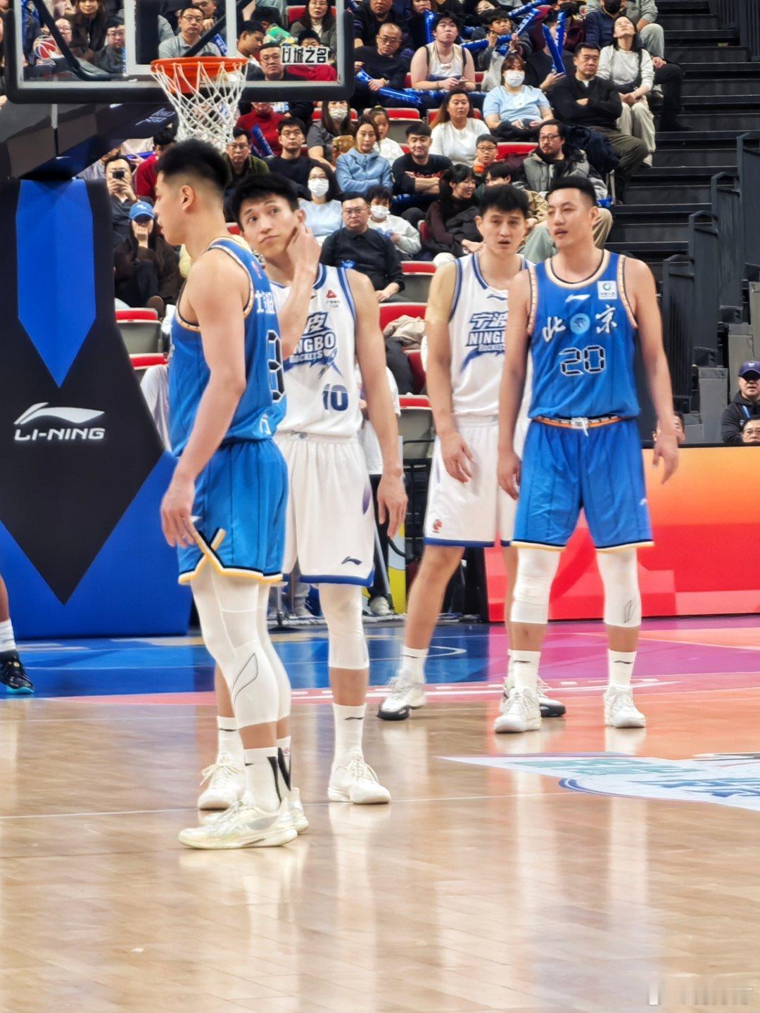 北京男篮vs宁波男篮 虽然赢的艰难，但阵容深度真的是首钢的优势，何况后面这老哥几