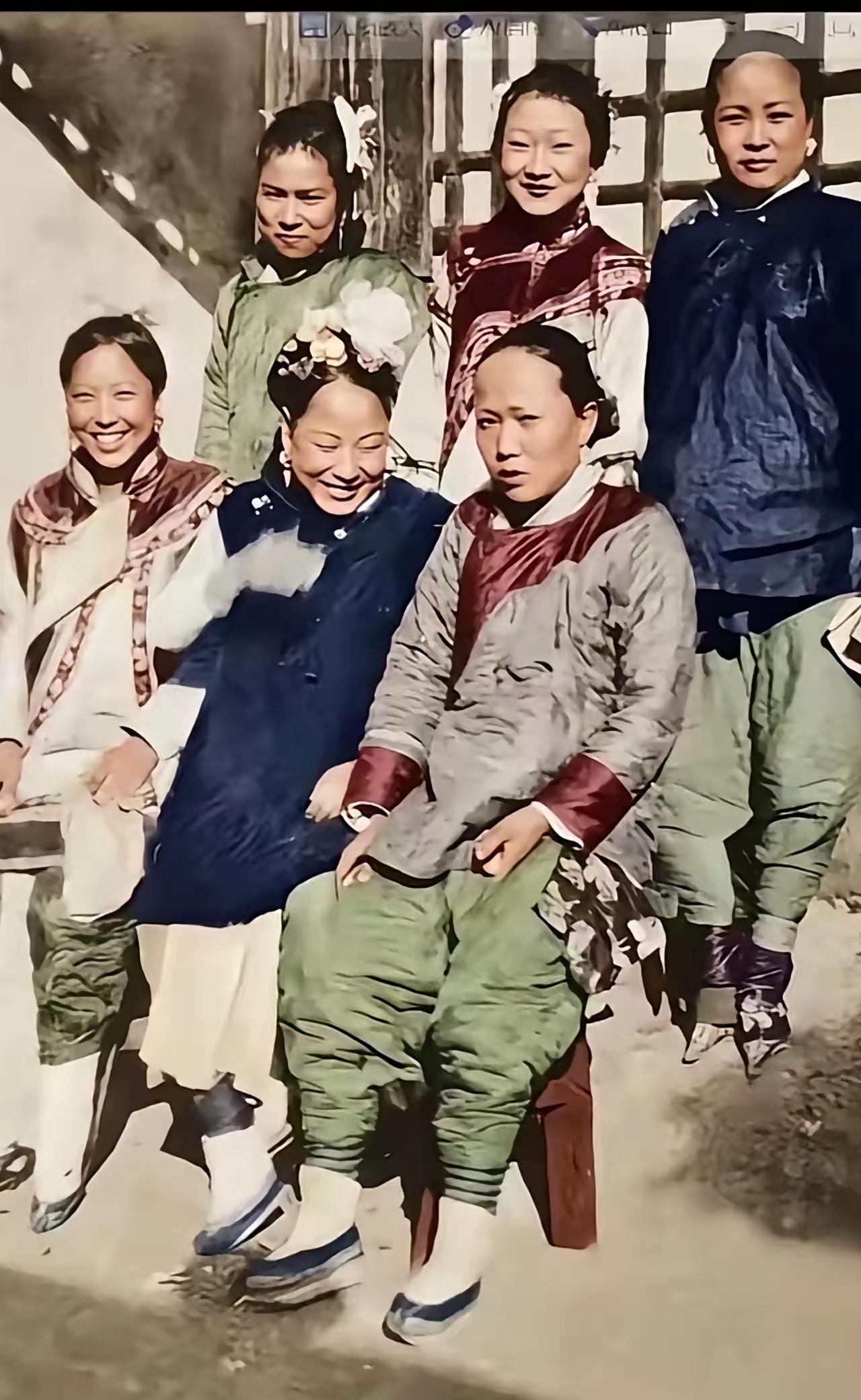 地主家的六位姨太太同框留影，

画面里都是真实的本人，

并非影视剧照或演员扮演