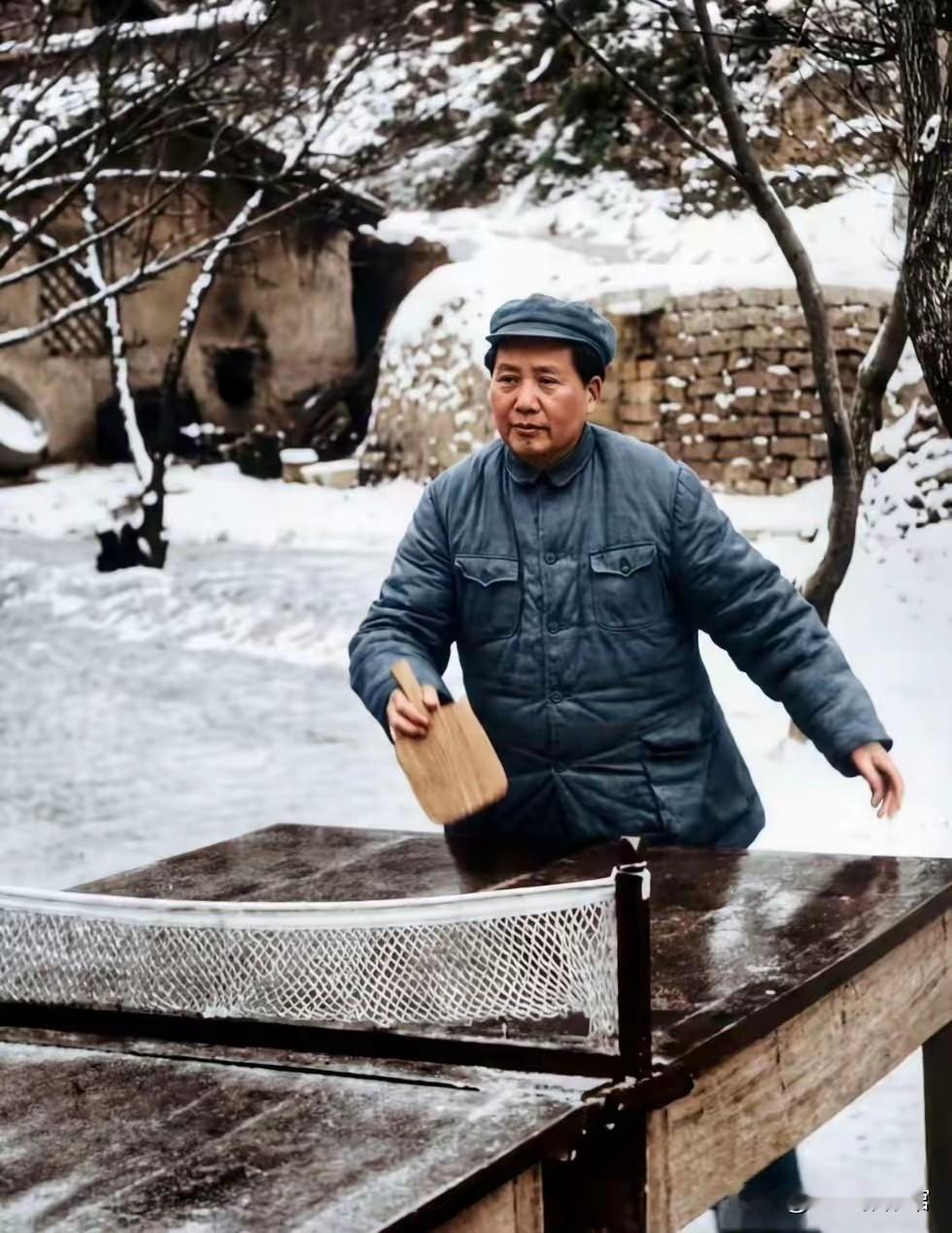 皑皑白雪覆满延安窑洞院落，毛主席身着厚棉服，握着简易木球拍在室外打乒乓球。艰苦岁