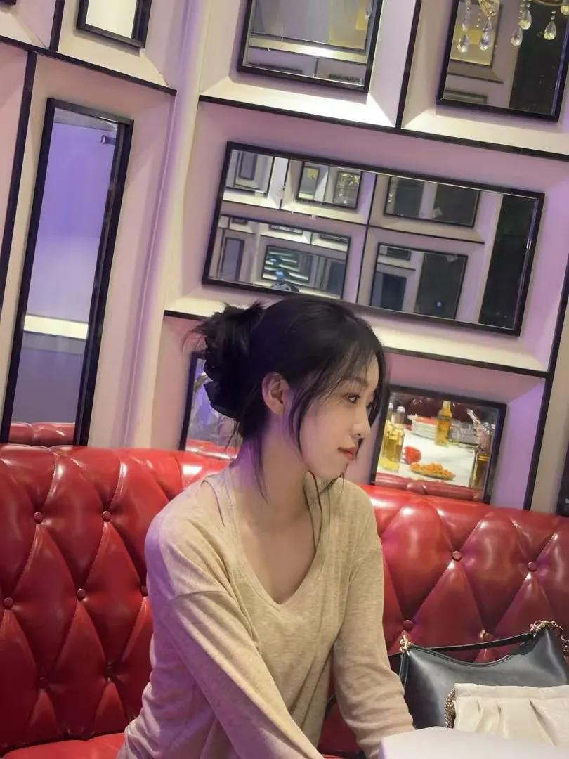 风好大呀，
窗里全关了，
还呜呜呜呜作响，
门也吱吱吱响不停，
真怕房子被掀飞！