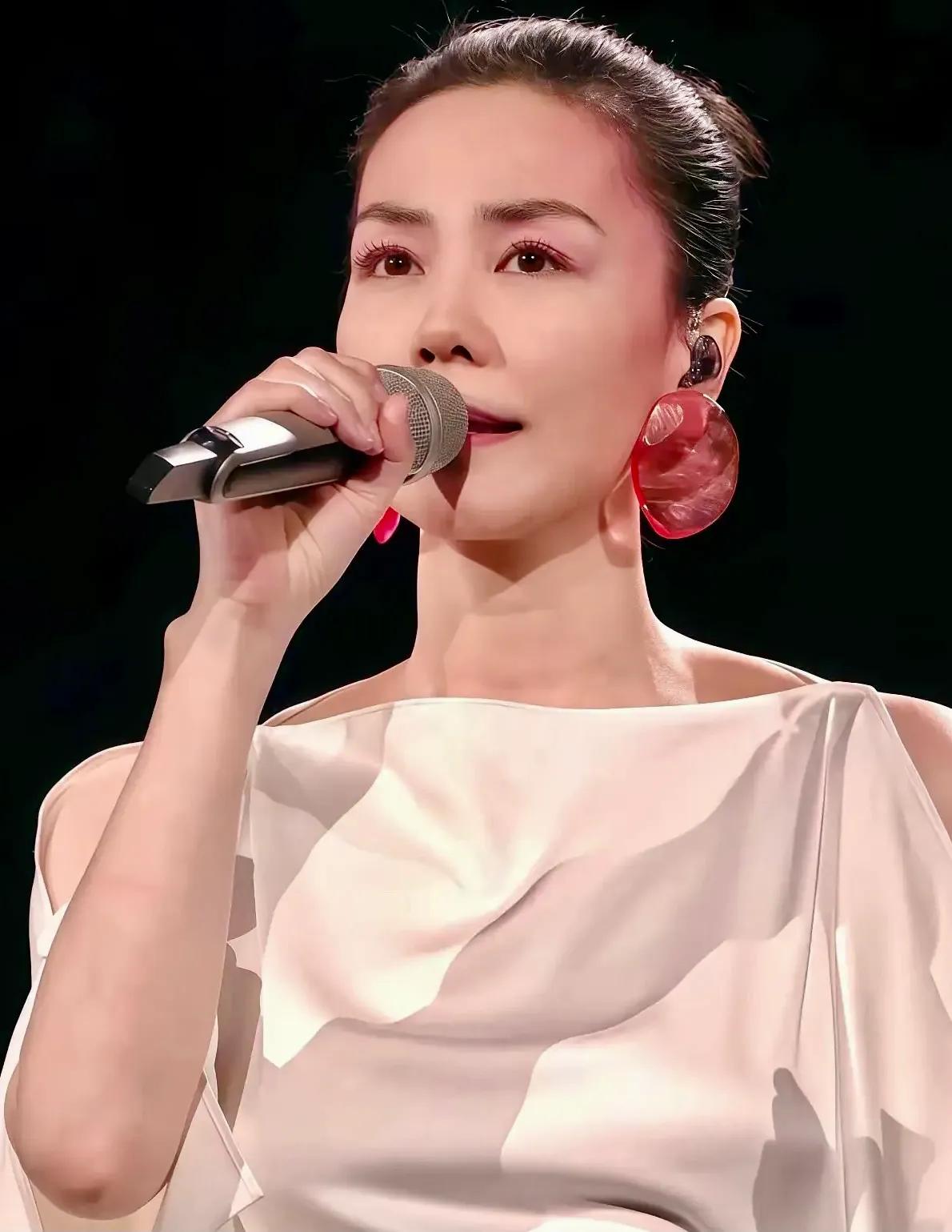 王菲的时代，正式谢幕，已经听不到空灵的声音了。
苍老：是任何人都无法逃避的宿命！