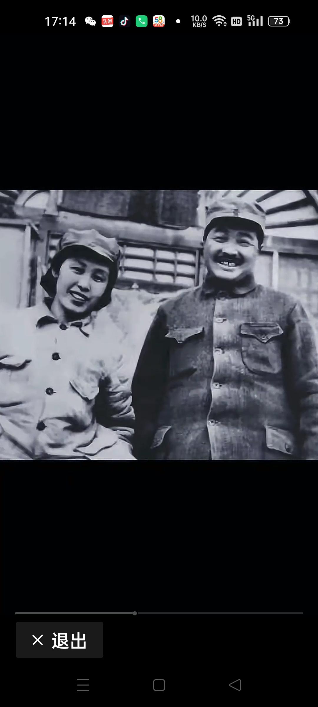 这张照片是1942年贺龙与夫人在陕西延安窑洞前，拍摄的一张合影留念，他们身后的木
