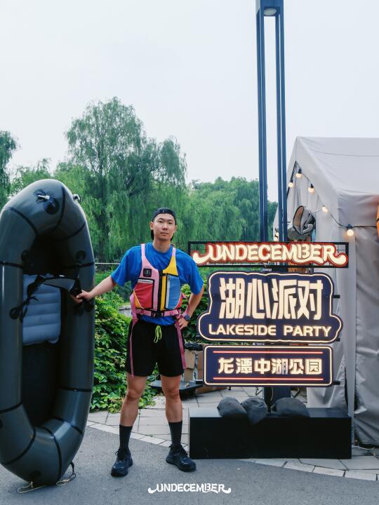 儿子先坐上了船，让爸爸带他一起划背包船
