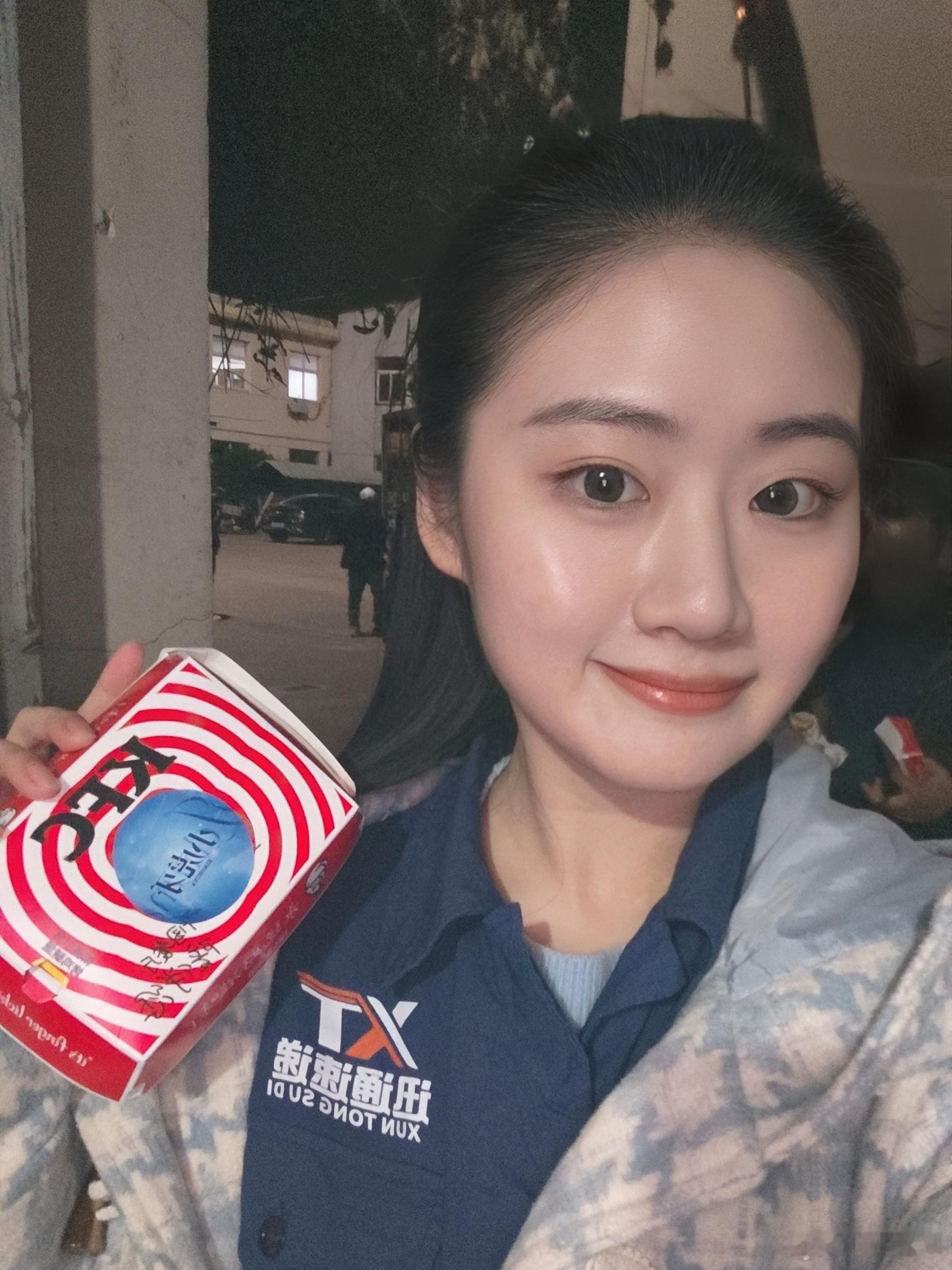 谢谢黄景瑜老师的粉丝们送的KFC果然跟着卢总能吃上好的还看到了一场浪漫的无人机表