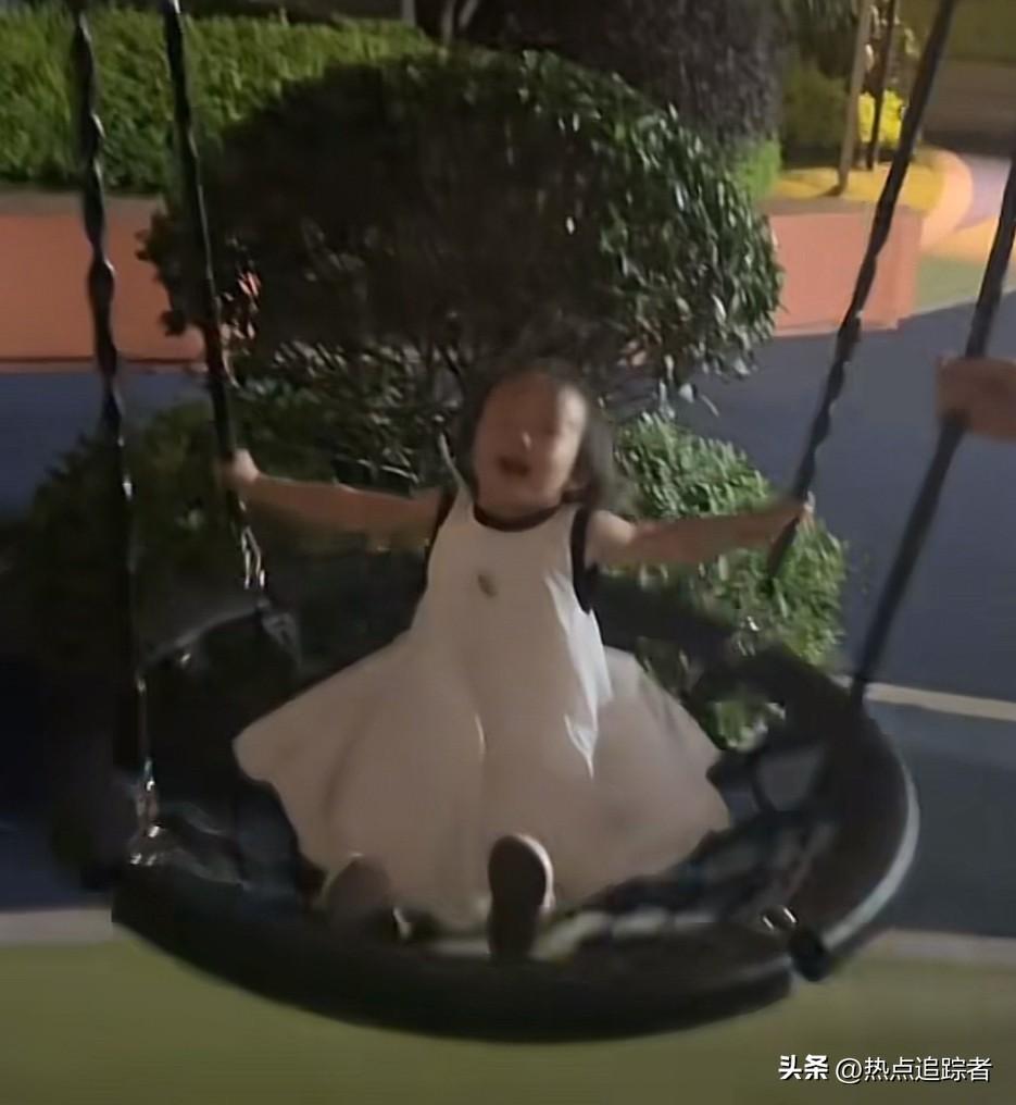 今晚上，黄一鸣更新了与闪闪在杭州的第一个视频。在视频里，黄一鸣带闪闪在小区里面玩