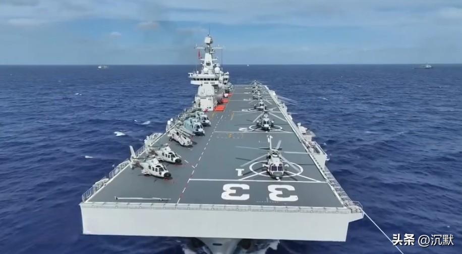 【075安徽舰满载舰载机与多型主战舰艇组成联合打击群】