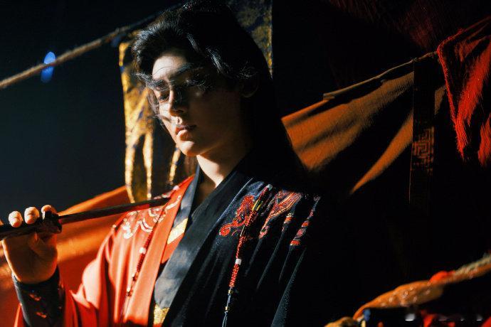 侯明昊萧无衣长剑染血海报 这个“碎嘴腹黑的隼系少帅”，平时嘴上调侃不停，此刻却浑