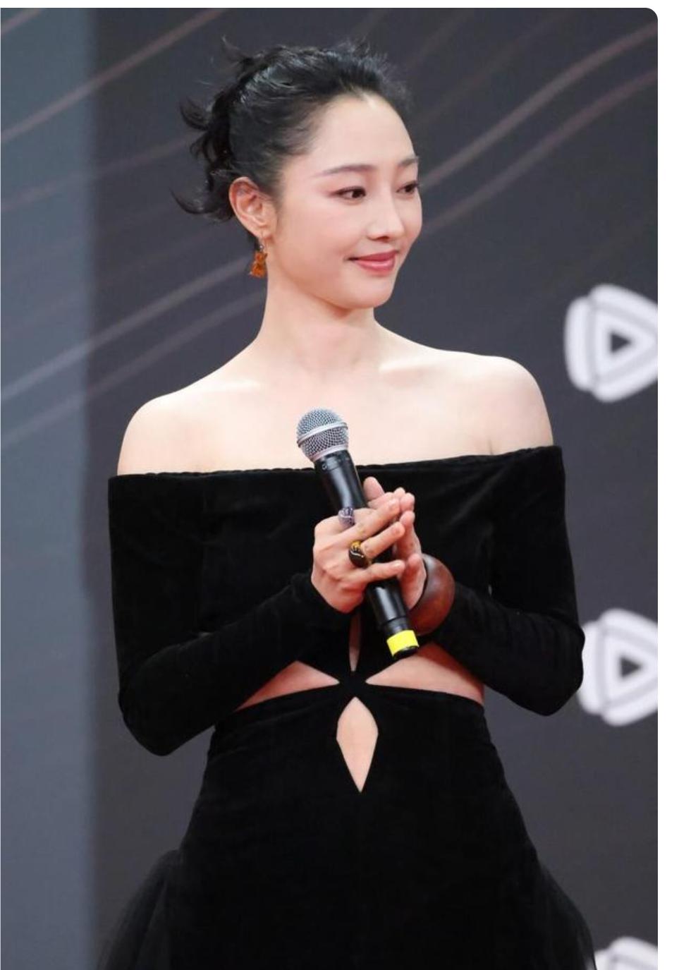 2月15日，白百合冲上了热搜，因她带着5岁小儿子在公园玩耍时，小儿子因尿急，让他