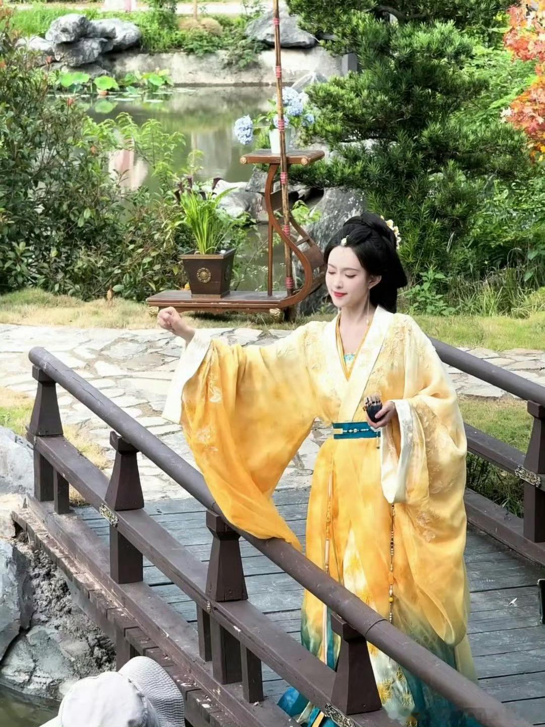 孟子义百花杀不服就扇 孟姐这一巴掌扇得特别有分寸，力道情绪全部到位，没有夸张刻意