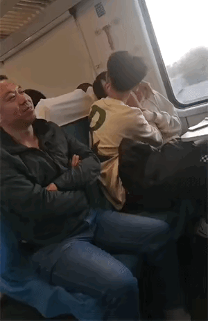 大哥坐在旁边，只能无奈地露出一脸苦笑。也许心里会说，哥已不是当年的哥，就任你们胡