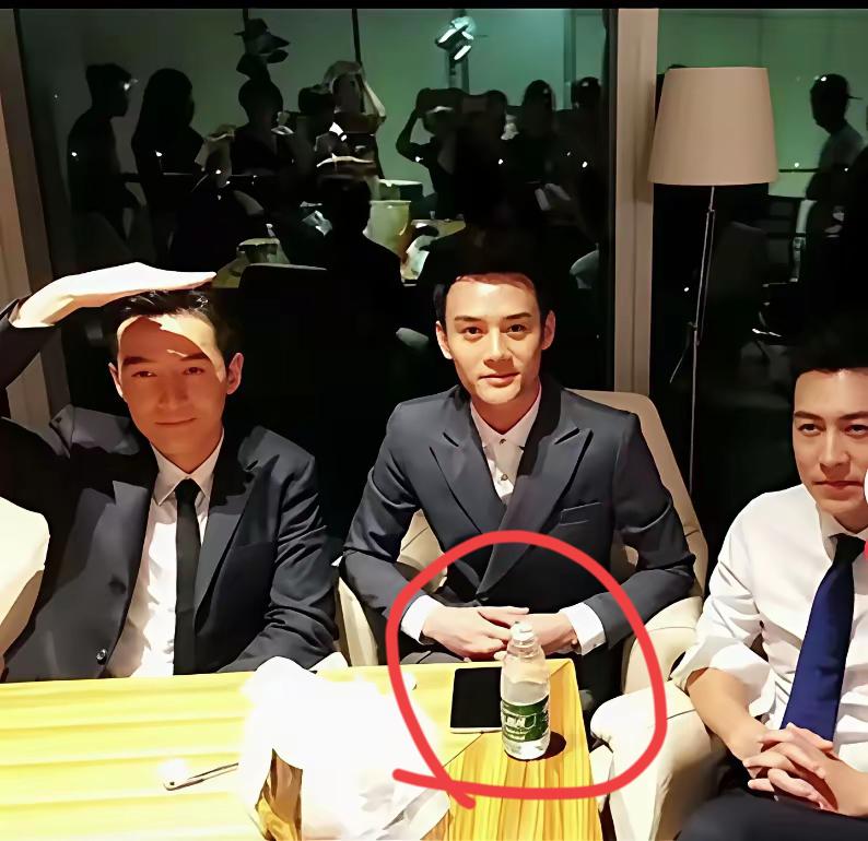 三位男神太帅了，请问一下他们喝的矿泉水是什么牌子的